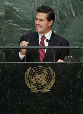 Raúl y Obama, deshielo con sonrisa y apretón de manos