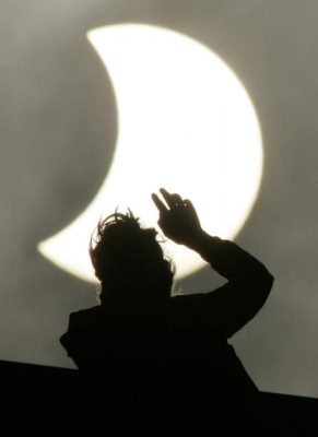 Miles de personas observan eclipse solar en Siberia