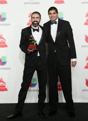 Premios Latin Grammy comienzan con un saludo a la caravana de inmigrantes