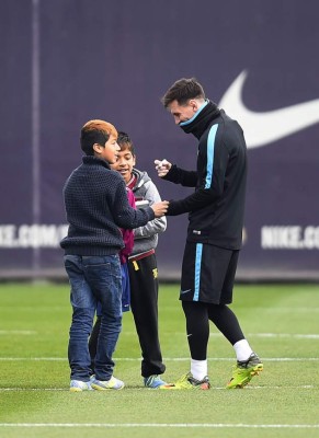 Tres niños se cuelan en el entrenamiento del Barcelona
