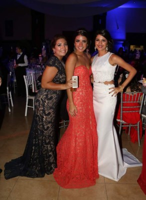 La EIS festeja a sus graduados 2015