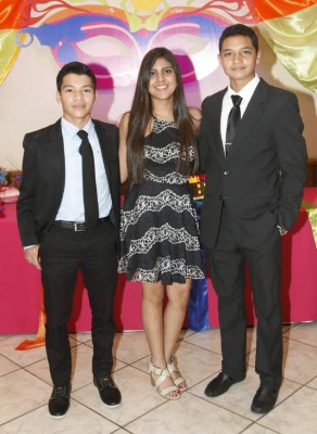 María Fernanda arriba a la edad en rosa