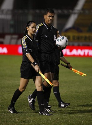 La árbitro hondureña Shirley Perelló vuelve a las canchas
