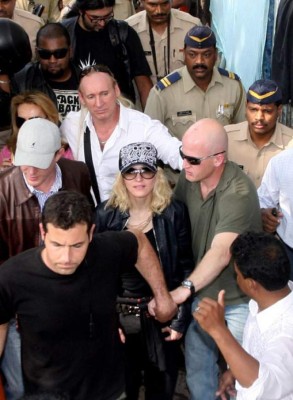 Madonna visita los barrios bajos de Bombay durante vacaciones familiares