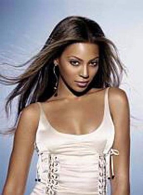 Beyoncé cae de escenario y se lastima las rodillas