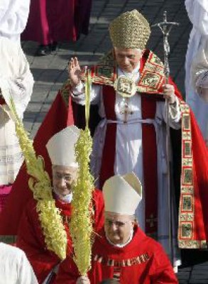 El Papa celebra la misa del domingo de Ramos en la plaza San Pedro