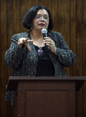 Revisarán carreras con exceso de egresados