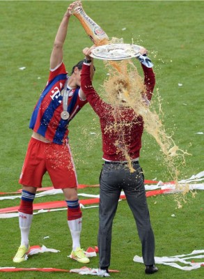 Pep Guardiola recibe la tradicional ducha de cerveza del campeón