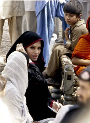 Angelina Jolie visita a damnificados en Pakistán