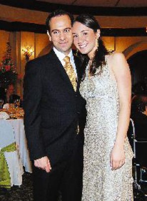 Bendicen sortija matrimonial
