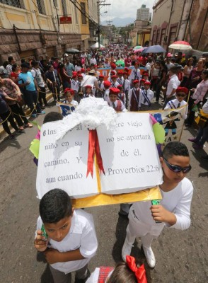 Unos 35,000 escolares muestran amor a la patria