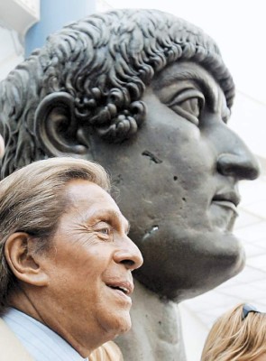 'Sólo me falta vestir a la reina”