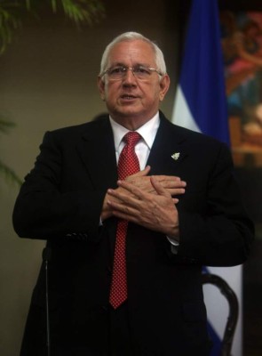 Roberto Micheletti asumió presidencia en crisis política