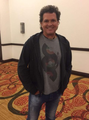 Carlos Vives se pasea en bicicleta por San Pedro Sula