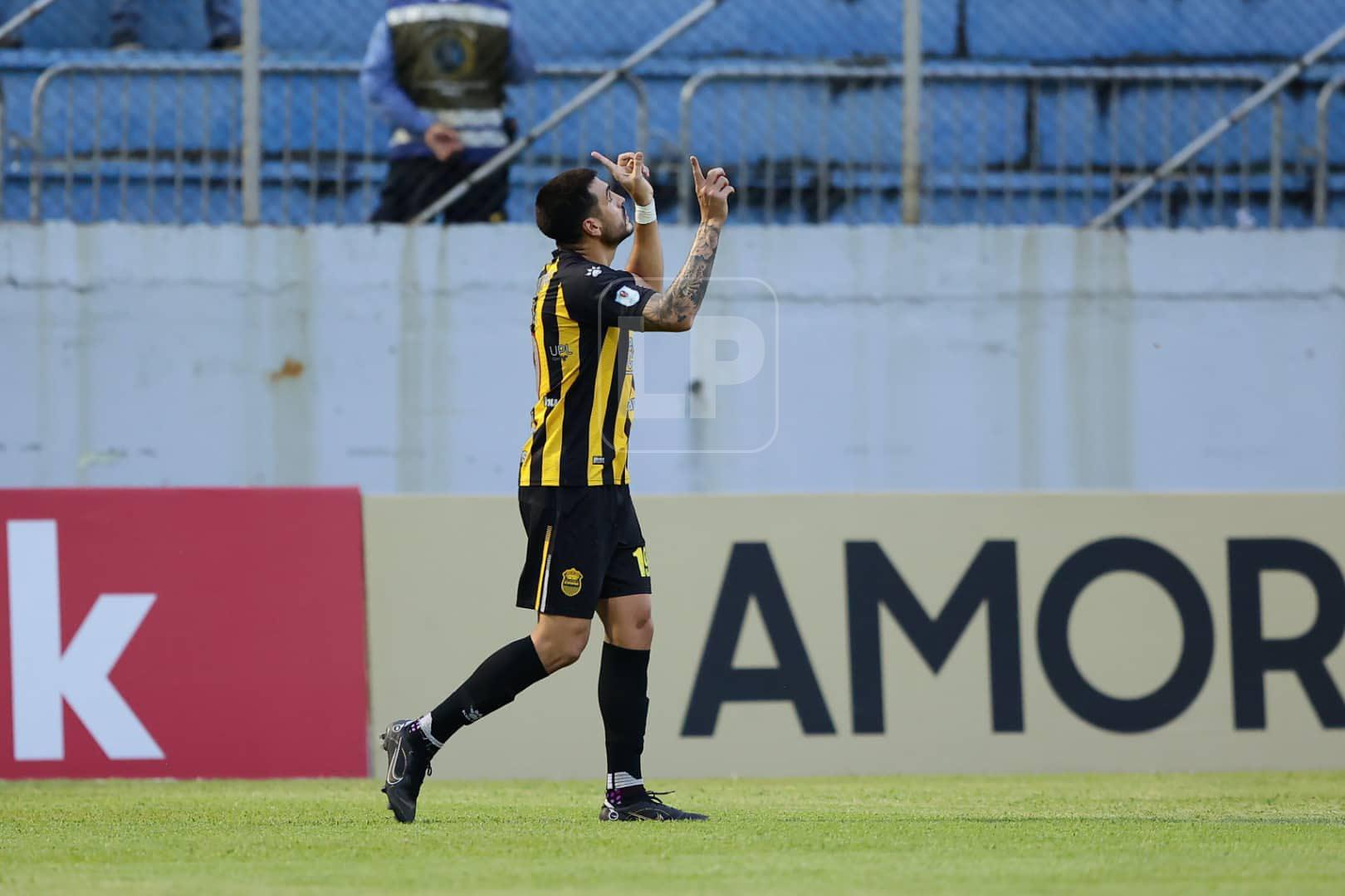 Ramiro Rocca celebrando el primero de los dos goles que marcó.