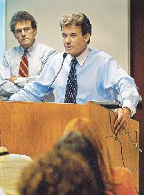 Renuncia director del Miami Herald por escándalo