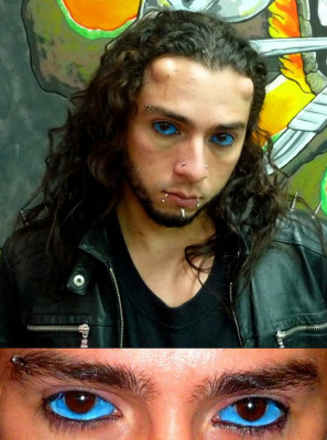 Es mago para partir lenguas, perforar piel y colorear ojos