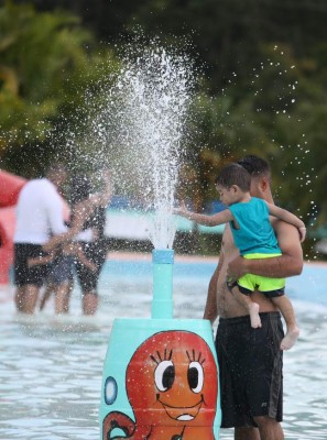 Hondureños se relajan en playas y balnearios