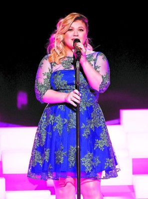 LOS ANGELES, CA - MARCH 29: Singer Kelly Clarkson performs 'Heartbeat Song' onstage during the 2015 iHeartRadio Music Awards which broadcasted live on NBC from The Shrine Auditorium on March 29, 2015 in Los Angeles, California. (Photo by Kevin Winter/Getty Images for iHeartMedia)