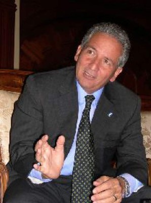 Entregan a Maduro Libro Blanco sobre política de defensa nacional