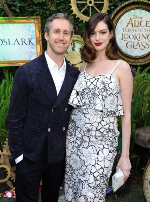 ADAM SHULMAN Y ANNE HATHAWAY. El pasado 24 de marzo, el diseñador de joyas y la actriz dieron la bienvenida a su primer hijo, un niño llamado Jonathan Rosebanks.