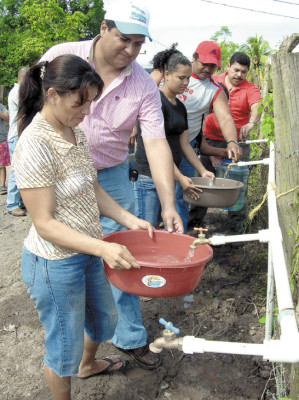 Construyen casas altas para reducir riesgos