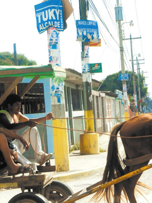 Increíble, todavía no quitan afiches políticos