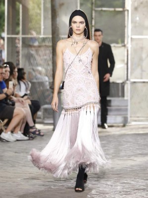 FRANCIA MODA:HOR33 PARÍS (FRANCIA) 26/06/2015 .- La modelo estadounidense Kendall Jenner luce una creación de la colección Primavera/Verano 2016 del diseñador italiano Riccardo Tisci para Givenchy durante la Semana de la Moda Masculina en París, Francia, hoy 26 de junio de 2015, que se celebra del 24 al 28 de junio. EFE/Guillaume Horcajuelo