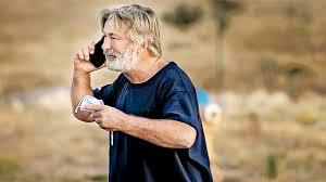 Imagen del actor el día del accidente fatal captado mientras desconcertado hablaba por celular.