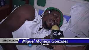 Miguel González en pleno proceso de operación en sus ojos.