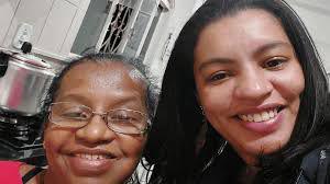 La víctima, Juliana Barboza, aparece acompañada de su madre.