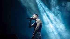 Algunos se pueden llegar a preguntar, ¿quién es Wos? Pues, este artista joven de 25 años surgió en la escena de las batallas de rap entre raperos de freestyle, y fue campeón en varias ocasiones de la competencia argentina El Quinto Escalón, que lo llevó a ser uno de los artistas urbanos más reconocidos del país. Además fue campeón de la FMS Argentina 2018 y de la Red Bull Batalla Internacional 2018, al vencer al rapero Aczino en Buenos Aires, tras haber sido subcampeón de la edición anterior frente al mismo en México.