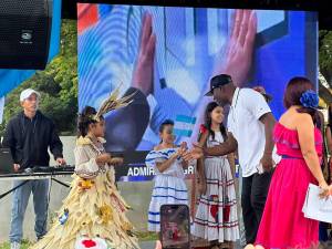 El exjugador hondureño Samuel Caballero cuando saludaba a las participantes en las actividades culturales del evento.