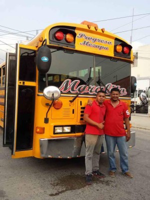 Progreseño cumple su sueño fabricando réplicas de buses