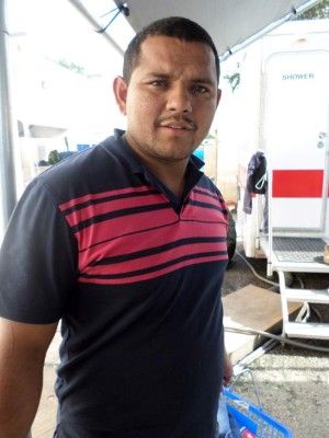 Vigilados con grilletes, 3 hondureños esperan una oportunidad en EUA