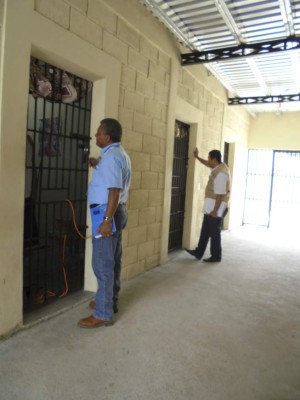 Mario Zelaya asiste a la iglesia y participa activamente en los cultos