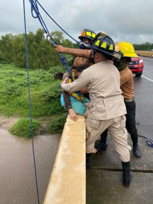 ¡Viva de milagro! Rescatan a mujer que fue arrastrada por el río Humuya