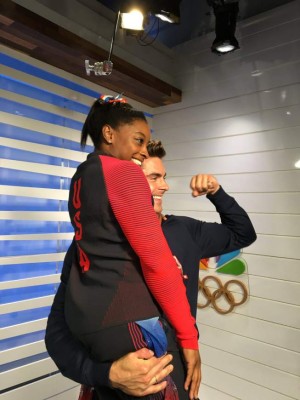 Zac Efron da tremenda sorpresa a la gimnasta Simone Biles