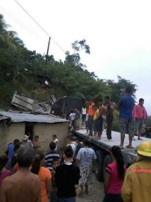 Rastra embiste casa y mata a madre e hijas en Colón