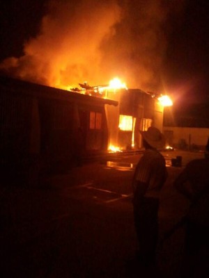 Arde alcaldía de San Luis; olor a combustible impregna restos