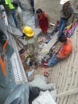 Rastra embiste casa y mata a madre e hijas en Colón