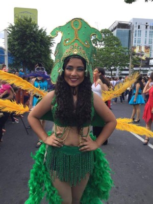 Las bellas chicas en el desfile de la Feria Juniana