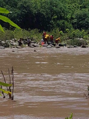 Rescatan a cuatro jóvenes varados en el río Ulúa
