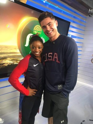 Zac Efron da tremenda sorpresa a la gimnasta Simone Biles