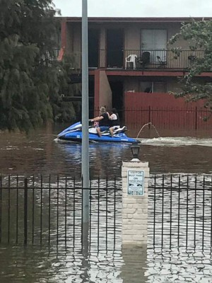 Las imágenes de los hondureños afectados por inundaciones en Houston