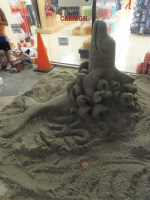 El hondureño de los mil oficios causa horror con su arte