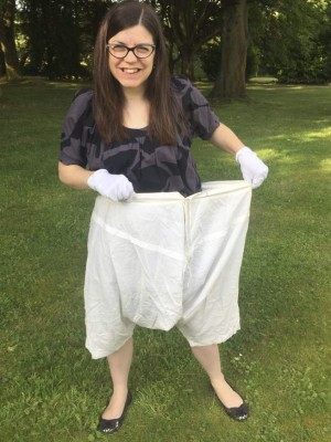 Una empleada de la casa de subastas muestra la prenda.