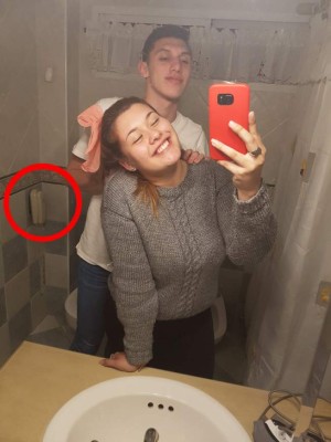 Selfie romántica ocultaba un extraño detalle en el fondo