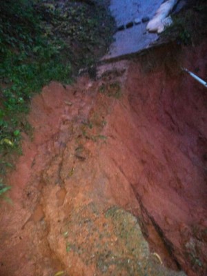 Calles inundadas y deslizamientos por lluvias en La Ceiba