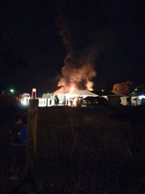 Chispa causa incendio que quemó carros y gasolinera